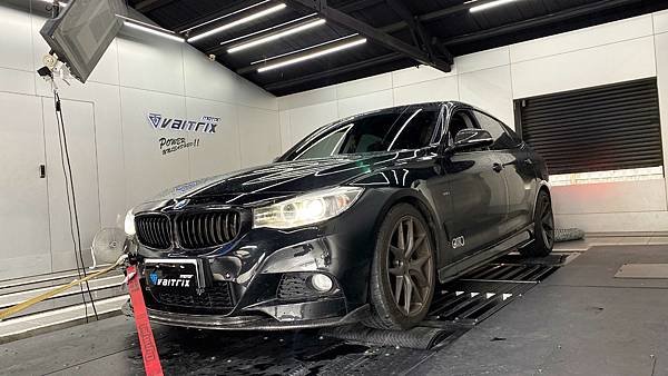 來自澳洲的汽車改裝品牌VAITRIX麥翠斯有最廣泛的車種適用產品，含汽油、柴油、油電混合車專用電子油門控制加速器，搭配外掛晶片及內寫，高品質且無後遺症之動力提升，也可由專屬藍芽App–AirForce GO切換一階、二階、三階ECU模式。外掛晶片及電子油門控制器不影響原車引擎保固，搭配不眩光儀錶，提升馬力同時監控愛車狀況。另有馬力提升專用水噴射可程式電腦及套件，改裝愛車不傷車。適用品牌車款： Audi奧迪、BMW寶馬、Porsche保時捷、Benz賓士、Honda本田、Toyota豐田、Mitsubishi三菱、Mazda馬自達、Nissan日產、Subaru速霸陸、VW福斯、Volvo富豪、Luxgen納智捷、Ford福特、Hyundai現代、Skoda、Mini; Altis、crv、chr、kicks、cla45、Focus mk4、 sienta 、camry、golf gti、polo、kuga、tiida、u7、rav4、odyssey、Santa Fe新土匪、C63s、Lancer Fortis、Elantra Sport、Auris、Mini R56、ST LINE、535i、G63、RS6、RS7、M8、330i...等。