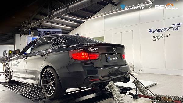 來自澳洲的汽車改裝品牌VAITRIX麥翠斯有最廣泛的車種適用產品，含汽油、柴油、油電混合車專用電子油門控制加速器，搭配外掛晶片及內寫，高品質且無後遺症之動力提升，也可由專屬藍芽App–AirForce GO切換一階、二階、三階ECU模式。外掛晶片及電子油門控制器不影響原車引擎保固，搭配不眩光儀錶，提升馬力同時監控愛車狀況。另有馬力提升專用水噴射可程式電腦及套件，改裝愛車不傷車。適用品牌車款： Audi奧迪、BMW寶馬、Porsche保時捷、Benz賓士、Honda本田、Toyota豐田、Mitsubishi三菱、Mazda馬自達、Nissan日產、Subaru速霸陸、VW福斯、Volvo富豪、Luxgen納智捷、Ford福特、Hyundai現代、Skoda、Mini; Altis、crv、chr、kicks、cla45、Focus mk4、 sienta 、camry、golf gti、polo、kuga、tiida、u7、rav4、odyssey、Santa Fe新土匪、C63s、Lancer Fortis、Elantra Sport、Auris、Mini R56、ST LINE、535i、G63、RS6、RS7、M8、330i...等。