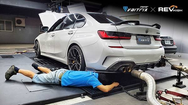來自澳洲的汽車改裝品牌VAITRIX麥翠斯有最廣泛的車種適用產品，含汽油、柴油、油電混合車專用電子油門控制加速器，搭配外掛晶片及內寫，高品質且無後遺症之動力提升，也可由專屬藍芽App–AirForce GO切換一階、二階、三階ECU模式。外掛晶片及電子油門控制器不影響原車引擎保固，搭配不眩光儀錶，提升馬力同時監控愛車狀況。另有馬力提升專用水噴射可程式電腦及套件，改裝愛車不傷車。適用品牌車款： Audi奧迪、BMW寶馬、Porsche保時捷、Benz賓士、Honda本田、Toyota豐田、Mitsubishi三菱、Mazda馬自達、Nissan日產、Subaru速霸陸、VW福斯、Volvo富豪、Luxgen納智捷、Ford福特、Hyundai現代、Skoda、Mini; Altis、crv、chr、kicks、cla45、Focus mk4、 sienta 、camry、golf gti、polo、kuga、tiida、u7、rav4、odyssey、Santa Fe新土匪、C63s、Lancer Fortis、Elantra Sport、Auris、Mini R56、ST LINE、535i、G63、RS6、RS7、M8、330i、E63、S63...等。