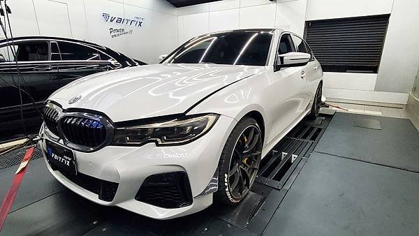 來自澳洲的汽車改裝品牌VAITRIX麥翠斯有最廣泛的車種適用產品，含汽油、柴油、油電混合車專用電子油門控制加速器，搭配外掛晶片及內寫，高品質且無後遺症之動力提升，也可由專屬藍芽App–AirForce GO切換一階、二階、三階ECU模式。外掛晶片及電子油門控制器不影響原車引擎保固，搭配不眩光儀錶，提升馬力同時監控愛車狀況。另有馬力提升專用水噴射可程式電腦及套件，改裝愛車不傷車。適用品牌車款： Audi奧迪、BMW寶馬、Porsche保時捷、Benz賓士、Honda本田、Toyota豐田、Mitsubishi三菱、Mazda馬自達、Nissan日產、Subaru速霸陸、VW福斯、Volvo富豪、Luxgen納智捷、Ford福特、Hyundai現代、Skoda、Mini; Altis、crv、chr、kicks、cla45、Focus mk4、 sienta 、camry、golf gti、polo、kuga、tiida、u7、rav4、odyssey、Santa Fe新土匪、C63s、Lancer Fortis、Elantra Sport、Auris、Mini R56、ST LINE、535i、G63、RS6、RS7、M8、330i、E63、S63...等。