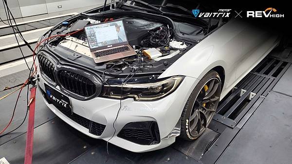 來自澳洲的汽車改裝品牌VAITRIX麥翠斯有最廣泛的車種適用產品，含汽油、柴油、油電混合車專用電子油門控制加速器，搭配外掛晶片及內寫，高品質且無後遺症之動力提升，也可由專屬藍芽App–AirForce GO切換一階、二階、三階ECU模式。外掛晶片及電子油門控制器不影響原車引擎保固，搭配不眩光儀錶，提升馬力同時監控愛車狀況。另有馬力提升專用水噴射可程式電腦及套件，改裝愛車不傷車。適用品牌車款： Audi奧迪、BMW寶馬、Porsche保時捷、Benz賓士、Honda本田、Toyota豐田、Mitsubishi三菱、Mazda馬自達、Nissan日產、Subaru速霸陸、VW福斯、Volvo富豪、Luxgen納智捷、Ford福特、Hyundai現代、Skoda、Mini; Altis、crv、chr、kicks、cla45、Focus mk4、 sienta 、camry、golf gti、polo、kuga、tiida、u7、rav4、odyssey、Santa Fe新土匪、C63s、Lancer Fortis、Elantra Sport、Auris、Mini R56、ST LINE、535i、G63、RS6、RS7、M8、330i、E63、S63...等。