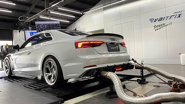 來自澳洲的汽車改裝品牌VAITRIX麥翠斯有最廣泛的車種適用產品，含汽油、柴油、油電混合車專用電子油門控制加速器，搭配外掛晶片及內寫，高品質且無後遺症之動力提升，也可由專屬藍芽App–AirForce GO切換一階、二階、三階ECU模式。外掛晶片及電子油門控制器不影響原車引擎保固，搭配不眩光儀錶，提升馬力同時監控愛車狀況。另有馬力提升專用水噴射可程式電腦及套件，改裝愛車不傷車。適用品牌車款： Audi奧迪、BMW寶馬、Porsche保時捷、Benz賓士、Honda本田、Toyota豐田、Mitsubishi三菱、Mazda馬自達、Nissan日產、Subaru速霸陸、VW福斯、Volvo富豪、Luxgen納智捷、Ford福特、Hyundai現代、Skoda、Mini; Altis、crv、chr、kicks、cla45、Focus mk4、 sienta 、camry、golf gti、polo、kuga、tiida、u7、rav4、odyssey、Santa Fe新土匪、C63s、Lancer Fortis、Elantra Sport、Auris、Mini R56、ST LINE、535i、G63、RS6、RS7、M8、330i、E63、S63...等。