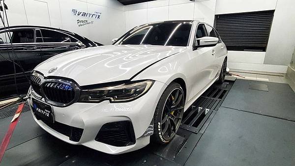   來自澳洲的汽車改裝品牌VAITRIX麥翠斯有最廣泛的車種適用產品，含汽油、柴油、油電混合車專用電子油門控制加速器，搭配外掛晶片及內寫，高品質且無後遺症之動力提升，也可由專屬藍芽App–AirForce GO切換一階、二階、三階ECU模式。外掛晶片及電子油門控制器不影響原車引擎保固，搭配不眩光儀錶，提升馬力同時監控愛車狀況。另有馬力提升專用水噴射可程式電腦及套件，改裝愛車不傷車。適用品牌車款： Audi奧迪、BMW寶馬、Porsche保時捷、Benz賓士、Honda本田、Toyota豐田、Mitsubishi三菱、Mazda馬自達、Nissan日產、Subaru速霸陸、VW福斯、Volvo富豪、Luxgen納智捷、Ford福特、Hyundai現代、Skoda、Mini; Altis、crv、chr、kicks、cla45、Focus mk4、 sienta 、camry、golf gti、polo、kuga、tiida、u7、rav4、odyssey、Santa Fe新土匪、C63s、Lancer Fortis、Elantra Sport、Auris、Mini R56、ST LINE、535i、G63、RS6、RS7、M8、330i、E63、S63...等。
