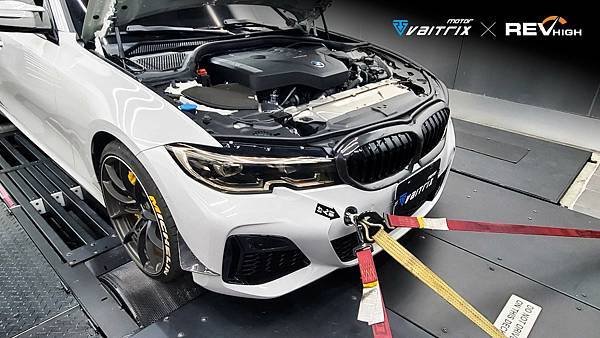   來自澳洲的汽車改裝品牌VAITRIX麥翠斯有最廣泛的車種適用產品，含汽油、柴油、油電混合車專用電子油門控制加速器，搭配外掛晶片及內寫，高品質且無後遺症之動力提升，也可由專屬藍芽App–AirForce GO切換一階、二階、三階ECU模式。外掛晶片及電子油門控制器不影響原車引擎保固，搭配不眩光儀錶，提升馬力同時監控愛車狀況。另有馬力提升專用水噴射可程式電腦及套件，改裝愛車不傷車。適用品牌車款： Audi奧迪、BMW寶馬、Porsche保時捷、Benz賓士、Honda本田、Toyota豐田、Mitsubishi三菱、Mazda馬自達、Nissan日產、Subaru速霸陸、VW福斯、Volvo富豪、Luxgen納智捷、Ford福特、Hyundai現代、Skoda、Mini; Altis、crv、chr、kicks、cla45、Focus mk4、 sienta 、camry、golf gti、polo、kuga、tiida、u7、rav4、odyssey、Santa Fe新土匪、C63s、Lancer Fortis、Elantra Sport、Auris、Mini R56、ST LINE、535i、G63、RS6、RS7、M8、330i、E63、S63...等。