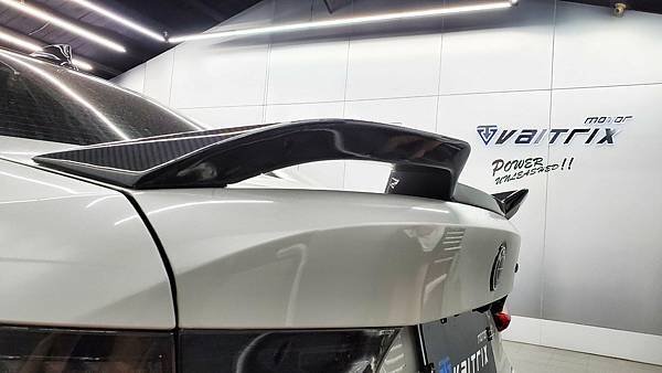   來自澳洲的汽車改裝品牌VAITRIX麥翠斯有最廣泛的車種適用產品，含汽油、柴油、油電混合車專用電子油門控制加速器，搭配外掛晶片及內寫，高品質且無後遺症之動力提升，也可由專屬藍芽App–AirForce GO切換一階、二階、三階ECU模式。外掛晶片及電子油門控制器不影響原車引擎保固，搭配不眩光儀錶，提升馬力同時監控愛車狀況。另有馬力提升專用水噴射可程式電腦及套件，改裝愛車不傷車。適用品牌車款： Audi奧迪、BMW寶馬、Porsche保時捷、Benz賓士、Honda本田、Toyota豐田、Mitsubishi三菱、Mazda馬自達、Nissan日產、Subaru速霸陸、VW福斯、Volvo富豪、Luxgen納智捷、Ford福特、Hyundai現代、Skoda、Mini; Altis、crv、chr、kicks、cla45、Focus mk4、 sienta 、camry、golf gti、polo、kuga、tiida、u7、rav4、odyssey、Santa Fe新土匪、C63s、Lancer Fortis、Elantra Sport、Auris、Mini R56、ST LINE、535i、G63、RS6、RS7、M8、330i、E63、S63...等。