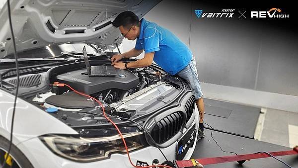   來自澳洲的汽車改裝品牌VAITRIX麥翠斯有最廣泛的車種適用產品，含汽油、柴油、油電混合車專用電子油門控制加速器，搭配外掛晶片及內寫，高品質且無後遺症之動力提升，也可由專屬藍芽App–AirForce GO切換一階、二階、三階ECU模式。外掛晶片及電子油門控制器不影響原車引擎保固，搭配不眩光儀錶，提升馬力同時監控愛車狀況。另有馬力提升專用水噴射可程式電腦及套件，改裝愛車不傷車。適用品牌車款： Audi奧迪、BMW寶馬、Porsche保時捷、Benz賓士、Honda本田、Toyota豐田、Mitsubishi三菱、Mazda馬自達、Nissan日產、Subaru速霸陸、VW福斯、Volvo富豪、Luxgen納智捷、Ford福特、Hyundai現代、Skoda、Mini; Altis、crv、chr、kicks、cla45、Focus mk4、 sienta 、camry、golf gti、polo、kuga、tiida、u7、rav4、odyssey、Santa Fe新土匪、C63s、Lancer Fortis、Elantra Sport、Auris、Mini R56、ST LINE、535i、G63、RS6、RS7、M8、330i、E63、S63...等。