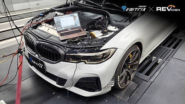   來自澳洲的汽車改裝品牌VAITRIX麥翠斯有最廣泛的車種適用產品，含汽油、柴油、油電混合車專用電子油門控制加速器，搭配外掛晶片及內寫，高品質且無後遺症之動力提升，也可由專屬藍芽App–AirForce GO切換一階、二階、三階ECU模式。外掛晶片及電子油門控制器不影響原車引擎保固，搭配不眩光儀錶，提升馬力同時監控愛車狀況。另有馬力提升專用水噴射可程式電腦及套件，改裝愛車不傷車。適用品牌車款： Audi奧迪、BMW寶馬、Porsche保時捷、Benz賓士、Honda本田、Toyota豐田、Mitsubishi三菱、Mazda馬自達、Nissan日產、Subaru速霸陸、VW福斯、Volvo富豪、Luxgen納智捷、Ford福特、Hyundai現代、Skoda、Mini; Altis、crv、chr、kicks、cla45、Focus mk4、 sienta 、camry、golf gti、polo、kuga、tiida、u7、rav4、odyssey、Santa Fe新土匪、C63s、Lancer Fortis、Elantra Sport、Auris、Mini R56、ST LINE、535i、G63、RS6、RS7、M8、330i、E63、S63...等。