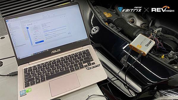 來自澳洲的汽車改裝品牌VAITRIX麥翠斯有最廣泛的車種適用產品，含汽油、柴油、油電混合車專用電子油門控制加速器，搭配外掛晶片及內寫，高品質且無後遺症之動力提升，也可由專屬藍芽App–AirForce GO切換一階、二階、三階ECU模式。外掛晶片及電子油門控制器不影響原車引擎保固，搭配不眩光儀錶，提升馬力同時監控愛車狀況。另有馬力提升專用水噴射可程式電腦及套件，改裝愛車不傷車。適用品牌車款： Audi奧迪、BMW寶馬、Porsche保時捷、Benz賓士、Honda本田、Toyota豐田、Mitsubishi三菱、Mazda馬自達、Nissan日產、Subaru速霸陸、VW福斯、Volvo富豪、Luxgen納智捷、Ford福特、Hyundai現代、Skoda、Mini; Altis、crv、chr、kicks、cla45、Focus mk4、 sienta 、camry、golf gti、polo、kuga、tiida、u7、rav4、odyssey、Santa Fe新土匪、C63s、Lancer Fortis、Elantra Sport、Auris、Mini R56、ST LINE、535i、G63、RS6、RS7、M8、330i、E63、S63...等。