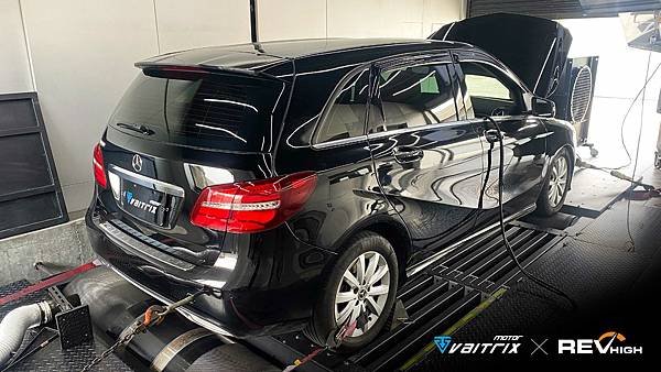 來自澳洲的汽車改裝品牌VAITRIX麥翠斯有最廣泛的車種適用產品，含汽油、柴油、油電混合車專用電子油門控制加速器，搭配外掛晶片及內寫，高品質且無後遺症之動力提升，也可由專屬藍芽App–AirForce GO切換一階、二階、三階ECU模式。外掛晶片及電子油門控制器不影響原車引擎保固，搭配不眩光儀錶，提升馬力同時監控愛車狀況。另有馬力提升專用水噴射可程式電腦及套件，改裝愛車不傷車。適用品牌車款： Audi奧迪、BMW寶馬、Porsche保時捷、Benz賓士、Honda本田、Toyota豐田、Mitsubishi三菱、Mazda馬自達、Nissan日產、Subaru速霸陸、VW福斯、Volvo富豪、Luxgen納智捷、Ford福特、Hyundai現代、Skoda、Mini; Altis、crv、chr、kicks、cla45、Focus mk4、 sienta 、camry、golf gti、polo、kuga、tiida、u7、rav4、odyssey、Santa Fe新土匪、C63s、Lancer Fortis、Elantra Sport、Auris、Mini R56、ST LINE、535i、G63、RS6、RS7、M8、330i、E63、S63...等。