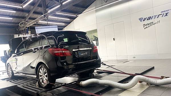 來自澳洲的汽車改裝品牌VAITRIX麥翠斯有最廣泛的車種適用產品，含汽油、柴油、油電混合車專用電子油門控制加速器，搭配外掛晶片及內寫，高品質且無後遺症之動力提升，也可由專屬藍芽App–AirForce GO切換一階、二階、三階ECU模式。外掛晶片及電子油門控制器不影響原車引擎保固，搭配不眩光儀錶，提升馬力同時監控愛車狀況。另有馬力提升專用水噴射可程式電腦及套件，改裝愛車不傷車。適用品牌車款： Audi奧迪、BMW寶馬、Porsche保時捷、Benz賓士、Honda本田、Toyota豐田、Mitsubishi三菱、Mazda馬自達、Nissan日產、Subaru速霸陸、VW福斯、Volvo富豪、Luxgen納智捷、Ford福特、Hyundai現代、Skoda、Mini; Altis、crv、chr、kicks、cla45、Focus mk4、 sienta 、camry、golf gti、polo、kuga、tiida、u7、rav4、odyssey、Santa Fe新土匪、C63s、Lancer Fortis、Elantra Sport、Auris、Mini R56、ST LINE、535i、G63、RS6、RS7、M8、330i、E63、S63...等。