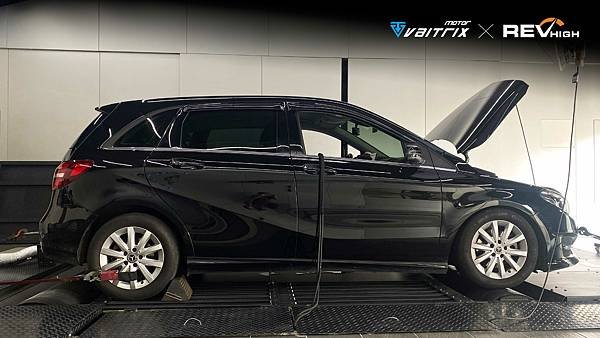 來自澳洲的汽車改裝品牌VAITRIX麥翠斯有最廣泛的車種適用產品，含汽油、柴油、油電混合車專用電子油門控制加速器，搭配外掛晶片及內寫，高品質且無後遺症之動力提升，也可由專屬藍芽App–AirForce GO切換一階、二階、三階ECU模式。外掛晶片及電子油門控制器不影響原車引擎保固，搭配不眩光儀錶，提升馬力同時監控愛車狀況。另有馬力提升專用水噴射可程式電腦及套件，改裝愛車不傷車。適用品牌車款： Audi奧迪、BMW寶馬、Porsche保時捷、Benz賓士、Honda本田、Toyota豐田、Mitsubishi三菱、Mazda馬自達、Nissan日產、Subaru速霸陸、VW福斯、Volvo富豪、Luxgen納智捷、Ford福特、Hyundai現代、Skoda、Mini; Altis、crv、chr、kicks、cla45、Focus mk4、 sienta 、camry、golf gti、polo、kuga、tiida、u7、rav4、odyssey、Santa Fe新土匪、C63s、Lancer Fortis、Elantra Sport、Auris、Mini R56、ST LINE、535i、G63、RS6、RS7、M8、330i、E63、S63...等。