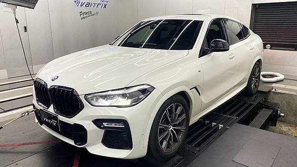 來自澳洲的汽車改裝品牌VAITRIX麥翠斯有最廣泛的車種適用產品，含汽油、柴油、油電混合車專用電子油門控制加速器，搭配外掛晶片及內寫，高品質且無後遺症之動力提升，也可由專屬藍芽App–AirForce GO切換一階、二階、三階ECU模式。外掛晶片及電子油門控制器不影響原車引擎保固，搭配不眩光儀錶，提升馬力同時監控愛車狀況。另有馬力提升專用水噴射可程式電腦及套件，改裝愛車不傷車。適用品牌車款： Audi奧迪、BMW寶馬、Porsche保時捷、Benz賓士、Honda本田、Toyota豐田、Mitsubishi三菱、Mazda馬自達、Nissan日產、Subaru速霸陸、VW福斯、Volvo富豪、Luxgen納智捷、Ford福特、Hyundai現代、Skoda、Mini; Altis、crv、chr、kicks、cla45、Focus mk4、 sienta 、camry、golf gti、polo、kuga、tiida、u7、rav4、odyssey、Santa Fe新土匪、C63s、Lancer Fortis、Elantra Sport、Auris、Mini R56、ST LINE、535i、G63、RS6、RS7、M8、330i、E63、S63...等。