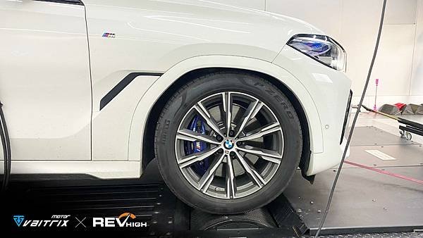 來自澳洲的汽車改裝品牌VAITRIX麥翠斯有最廣泛的車種適用產品，含汽油、柴油、油電混合車專用電子油門控制加速器，搭配外掛晶片及內寫，高品質且無後遺症之動力提升，也可由專屬藍芽App–AirForce GO切換一階、二階、三階ECU模式。外掛晶片及電子油門控制器不影響原車引擎保固，搭配不眩光儀錶，提升馬力同時監控愛車狀況。另有馬力提升專用水噴射可程式電腦及套件，改裝愛車不傷車。適用品牌車款： Audi奧迪、BMW寶馬、Porsche保時捷、Benz賓士、Honda本田、Toyota豐田、Mitsubishi三菱、Mazda馬自達、Nissan日產、Subaru速霸陸、VW福斯、Volvo富豪、Luxgen納智捷、Ford福特、Hyundai現代、Skoda、Mini; Altis、crv、chr、kicks、cla45、Focus mk4、 sienta 、camry、golf gti、polo、kuga、tiida、u7、rav4、odyssey、Santa Fe新土匪、C63s、Lancer Fortis、Elantra Sport、Auris、Mini R56、ST LINE、535i、G63、RS6、RS7、M8、330i、E63、S63...等。