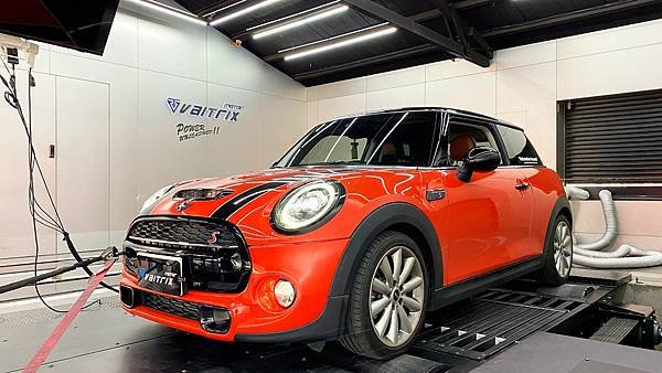 來自澳洲的汽車改裝品牌VAITRIX麥翠斯有最廣泛的車種適用產品，含汽油、柴油、油電混合車專用電子油門控制加速器，搭配外掛晶片及內寫，高品質且無後遺症之動力提升，也可由專屬藍芽App–AirForce GO切換一階、二階、三階ECU模式。外掛晶片及電子油門控制器不影響原車引擎保固，搭配不眩光儀錶，提升馬力同時監控愛車狀況。另有馬力提升專用水噴射可程式電腦及套件，改裝愛車不傷車。適用品牌車款： Audi奧迪、BMW寶馬、Porsche保時捷、Benz賓士、Honda本田、Toyota豐田、Mitsubishi三菱、Mazda馬自達、Nissan日產、Subaru速霸陸、VW福斯、Volvo富豪、Luxgen納智捷、Ford福特、Hyundai現代、Skoda、Mini; Altis、crv、chr、kicks、cla45、Focus mk4、 sienta 、camry、golf gti、polo、kuga、tiida、u7、rav4、odyssey、Santa Fe新土匪、C63s、Lancer Fortis、Elantra Sport、Auris、Mini R56、ST LINE、535i...等。