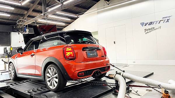 來自澳洲的汽車改裝品牌VAITRIX麥翠斯有最廣泛的車種適用產品，含汽油、柴油、油電混合車專用電子油門控制加速器，搭配外掛晶片及內寫，高品質且無後遺症之動力提升，也可由專屬藍芽App–AirForce GO切換一階、二階、三階ECU模式。外掛晶片及電子油門控制器不影響原車引擎保固，搭配不眩光儀錶，提升馬力同時監控愛車狀況。另有馬力提升專用水噴射可程式電腦及套件，改裝愛車不傷車。適用品牌車款： Audi奧迪、BMW寶馬、Porsche保時捷、Benz賓士、Honda本田、Toyota豐田、Mitsubishi三菱、Mazda馬自達、Nissan日產、Subaru速霸陸、VW福斯、Volvo富豪、Luxgen納智捷、Ford福特、Hyundai現代、Skoda、Mini; Altis、crv、chr、kicks、cla45、Focus mk4、 sienta 、camry、golf gti、polo、kuga、tiida、u7、rav4、odyssey、Santa Fe新土匪、C63s、Lancer Fortis、Elantra Sport、Auris、Mini R56、ST LINE、535i...等。