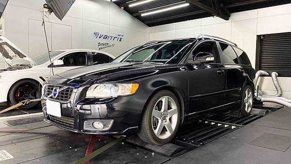 來自澳洲的汽車改裝品牌VAITRIX麥翠斯有最廣泛的車種適用產品，含汽油、柴油、油電混合車專用電子油門控制加速器，搭配外掛晶片及內寫，高品質且無後遺症之動力提升，也可由專屬藍芽App–AirForce GO切換一階、二階、三階ECU模式。外掛晶片及電子油門控制器不影響原車引擎保固，搭配不眩光儀錶，提升馬力同時監控愛車狀況。另有馬力提升專用水噴射可程式電腦及套件，改裝愛車不傷車。適用品牌車款： Audi奧迪、BMW寶馬、Porsche保時捷、Benz賓士、Honda本田、Toyota豐田、Mitsubishi三菱、Mazda馬自達、Nissan日產、Subaru速霸陸、VW福斯、Volvo富豪、Luxgen納智捷、Ford福特、Hyundai現代、Skoda、Mini; Altis、crv、chr、kicks、cla45、Focus、mk4、sienta、camry、golf、gti、polo、kuga、tiida、u7、rav4、odyssey、Santa Fe新土匪、C63s、Lancer Fortis、Elantra Sport、Auris、Mini R56、ST LINE、535i...等。