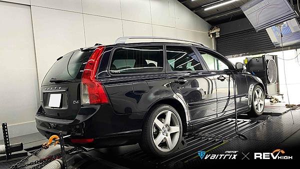 來自澳洲的汽車改裝品牌VAITRIX麥翠斯有最廣泛的車種適用產品，含汽油、柴油、油電混合車專用電子油門控制加速器，搭配外掛晶片及內寫，高品質且無後遺症之動力提升，也可由專屬藍芽App–AirForce GO切換一階、二階、三階ECU模式。外掛晶片及電子油門控制器不影響原車引擎保固，搭配不眩光儀錶，提升馬力同時監控愛車狀況。另有馬力提升專用水噴射可程式電腦及套件，改裝愛車不傷車。適用品牌車款： Audi奧迪、BMW寶馬、Porsche保時捷、Benz賓士、Honda本田、Toyota豐田、Mitsubishi三菱、Mazda馬自達、Nissan日產、Subaru速霸陸、VW福斯、Volvo富豪、Luxgen納智捷、Ford福特、Hyundai現代、Skoda、Mini; Altis、crv、chr、kicks、cla45、Focus、mk4、sienta、camry、golf、gti、polo、kuga、tiida、u7、rav4、odyssey、Santa Fe新土匪、C63s、Lancer Fortis、Elantra Sport、Auris、Mini R56、ST LINE、535i...等。