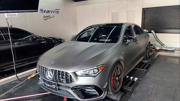 來自澳洲的汽車改裝品牌VAITRIX麥翠斯有最廣泛的車種適用產品，含汽油、柴油、油電混合車專用電子油門控制加速器，還能搭配外掛晶片及內寫，高品質且無後遺症之動力提升。外掛晶片可以選配由專屬藍芽App–AirForce GO切換一階、二階、三階ECU模式。  外掛晶片及電子油門控制器不影響原車引擎保固。搭配VAITRIX不眩光儀錶，渦輪壓力/水溫/油溫等應有盡有，使用原廠感知器對接，數據呈現100%正解，提升馬力同時監控愛車狀況。  最佳性能提升就選擇專用水噴電腦及套件，降溫效果最好，性能穩定提升，正確使用動力加倍不傷引擎。  在VAITRIX動力升級，完整實現客製化調校，根據車況、已改裝硬體與客戶需求調整程式。搭配馬力機驗證與HP TUNERS數據流，讓改裝沒有後顧之憂！  適用品牌車款： Audi奧迪、BMW寶馬、Porsche保時捷、Benz賓士、Honda本田、Toyota豐田、Mitsubishi三菱、Mazda馬自達、Nissan日產、Subaru速霸陸、VW福斯、Volvo富豪、Luxgen納智捷、Ford福特、Hyundai現代、Skoda速可達、Mini、MG; Altis、crv、chr、kicks、cla45、Focus mk4、 sienta 、camry、golf gti、golf 8、polo、kuga、rav4、odyssey、Santa Fe新土匪、C63s、Elantra Sport、Auris、Mini R56、540i、G63、RS6、RS7、M8、330i、E63、S63、HS、A180、Kamiq、Kodiaq、X3、Macan、Q3...等。   Truck卡車： Mitsubishi Fuso三菱扶桑、Hino日野、DAF達富、IVECO威凱、ISUZU五十鈴、SCANIA斯堪尼亞; Canter堅達、Fighter、Super Great、300 系、700系、CF85、LF45、LF55、L系、G系、R系、S系、Daily、Eurocargo、NQR、NPR、NMR、NRR  Motor重機： BMW寶馬、Ducati杜卡迪、Honda本田、Yamaha山葉、Aprilia阿普利亞、KTM、Husqvarna胡斯瓦那、Kawasaki川崎、Suzuki鈴木; S1000RR、S1000R、R1200GS、R9T、R1200GS、Scrambler、Monster、Panigale、Streetfighter、Supersport、Superbike、XDiavel、Hypermotard、RSV、SMC、Supermoto、Ninja、ZX-12R、ZX-6R、T-Max、Tenere、MT、Hayabusa、V-Strom、GSX-S1000