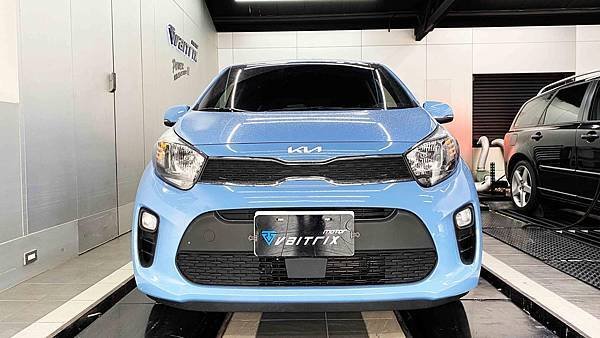 來自澳洲的汽車改裝品牌VAITRIX麥翠斯有最廣泛的車種適用產品，含汽油、柴油、油電混合車專用電子油門控制加速器，搭配外掛晶片及內寫，高品質且無後遺症之動力提升，也可由專屬藍芽App–AirForce GO切換一階、二階、三階ECU模式。外掛晶片及電子油門控制器不影響原車引擎保固，搭配不眩光儀錶，提升馬力同時監控愛車狀況。另有馬力提升專用水噴射可程式電腦及套件，改裝愛車不傷車。適用品牌車款：  Audi奧迪、BMW寶馬、Porsche保時捷、Benz賓士、Honda本田、Toyota豐田、Mitsubishi三菱、Mazda馬自達、Nissan日產、Subaru速霸陸、VW福斯、Volvo富豪、Luxgen納智捷、Ford福特、Hyundai現代、Skoda速可達、Mini、MG; Altis、crv、chr、kicks、cla45、Focus mk4、 sienta 、camry、golf gti、golf 8、polo、kuga、rav4、odyssey、Santa Fe新土匪、C63s、Elantra Sport、Auris、Mini R56、540i、G63、RS6、RS7、M8、330i、E63、S63、HS、A180、Kamiq、Kodiaq、X3、Macan、Q3...等。Truck卡車：Mitsubishi Fuso三菱扶桑、Hino日野、DAF達富、IVECO威凱、ISUZU五十鈴、SCANIA斯堪尼亞; Canter堅達、Fighter、Super Great、300 系、700系、CF85、LF45、LF55、L系、G系、R系、S系、Daily、Eurocargo、NQR、NPR、NMR、NRR。Motor重機：BMW寶馬、Ducati杜卡迪、Honda本田、Yamaha山葉、Aprilia阿普利亞、KTM、Husqvarna胡斯瓦那、Kawasaki川崎、Suzuki鈴木; S1000RR、S1000R、R1200GS、R9T、R1200GS、Scrambler、Monster、Panigale、Streetfighter、Supersport、Superbike、XDiavel、Hypermotard、RSV、SMC、Supermoto、Ninja、ZX-12R、ZX-6R、T-Max、Tenere、MT、Hayabusa、V-Strom、GSX-S1000。