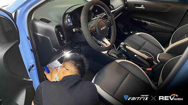 來自澳洲的汽車改裝品牌VAITRIX麥翠斯有最廣泛的車種適用產品，含汽油、柴油、油電混合車專用電子油門控制加速器，搭配外掛晶片及內寫，高品質且無後遺症之動力提升，也可由專屬藍芽App–AirForce GO切換一階、二階、三階ECU模式。外掛晶片及電子油門控制器不影響原車引擎保固，搭配不眩光儀錶，提升馬力同時監控愛車狀況。另有馬力提升專用水噴射可程式電腦及套件，改裝愛車不傷車。適用品牌車款：  Audi奧迪、BMW寶馬、Porsche保時捷、Benz賓士、Honda本田、Toyota豐田、Mitsubishi三菱、Mazda馬自達、Nissan日產、Subaru速霸陸、VW福斯、Volvo富豪、Luxgen納智捷、Ford福特、Hyundai現代、Skoda速可達、Mini、MG; Altis、crv、chr、kicks、cla45、Focus mk4、 sienta 、camry、golf gti、golf 8、polo、kuga、rav4、odyssey、Santa Fe新土匪、C63s、Elantra Sport、Auris、Mini R56、540i、G63、RS6、RS7、M8、330i、E63、S63、HS、A180、Kamiq、Kodiaq、X3、Macan、Q3...等。Truck卡車：Mitsubishi Fuso三菱扶桑、Hino日野、DAF達富、IVECO威凱、ISUZU五十鈴、SCANIA斯堪尼亞; Canter堅達、Fighter、Super Great、300 系、700系、CF85、LF45、LF55、L系、G系、R系、S系、Daily、Eurocargo、NQR、NPR、NMR、NRR。Motor重機：BMW寶馬、Ducati杜卡迪、Honda本田、Yamaha山葉、Aprilia阿普利亞、KTM、Husqvarna胡斯瓦那、Kawasaki川崎、Suzuki鈴木; S1000RR、S1000R、R1200GS、R9T、R1200GS、Scrambler、Monster、Panigale、Streetfighter、Supersport、Superbike、XDiavel、Hypermotard、RSV、SMC、Supermoto、Ninja、ZX-12R、ZX-6R、T-Max、Tenere、MT、Hayabusa、V-Strom、GSX-S1000。