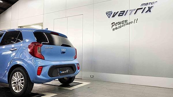 來自澳洲的汽車改裝品牌VAITRIX麥翠斯有最廣泛的車種適用產品，含汽油、柴油、油電混合車專用電子油門控制加速器，搭配外掛晶片及內寫，高品質且無後遺症之動力提升，也可由專屬藍芽App–AirForce GO切換一階、二階、三階ECU模式。外掛晶片及電子油門控制器不影響原車引擎保固，搭配不眩光儀錶，提升馬力同時監控愛車狀況。另有馬力提升專用水噴射可程式電腦及套件，改裝愛車不傷車。適用品牌車款：  Audi奧迪、BMW寶馬、Porsche保時捷、Benz賓士、Honda本田、Toyota豐田、Mitsubishi三菱、Mazda馬自達、Nissan日產、Subaru速霸陸、VW福斯、Volvo富豪、Luxgen納智捷、Ford福特、Hyundai現代、Skoda速可達、Mini、MG; Altis、crv、chr、kicks、cla45、Focus mk4、 sienta 、camry、golf gti、golf 8、polo、kuga、rav4、odyssey、Santa Fe新土匪、C63s、Elantra Sport、Auris、Mini R56、540i、G63、RS6、RS7、M8、330i、E63、S63、HS、A180、Kamiq、Kodiaq、X3、Macan、Q3...等。Truck卡車：Mitsubishi Fuso三菱扶桑、Hino日野、DAF達富、IVECO威凱、ISUZU五十鈴、SCANIA斯堪尼亞; Canter堅達、Fighter、Super Great、300 系、700系、CF85、LF45、LF55、L系、G系、R系、S系、Daily、Eurocargo、NQR、NPR、NMR、NRR。Motor重機：BMW寶馬、Ducati杜卡迪、Honda本田、Yamaha山葉、Aprilia阿普利亞、KTM、Husqvarna胡斯瓦那、Kawasaki川崎、Suzuki鈴木; S1000RR、S1000R、R1200GS、R9T、R1200GS、Scrambler、Monster、Panigale、Streetfighter、Supersport、Superbike、XDiavel、Hypermotard、RSV、SMC、Supermoto、Ninja、ZX-12R、ZX-6R、T-Max、Tenere、MT、Hayabusa、V-Strom、GSX-S1000。
