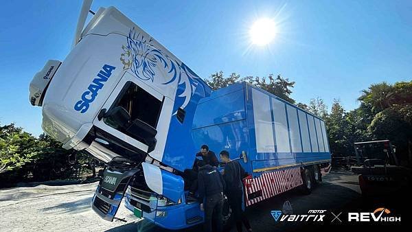 來自澳洲的汽車改裝品牌VAITRIX麥翠斯有最廣泛的車種適用產品，含汽油、柴油、油電混合車專用電子油門控制加速器，還能搭配外掛晶片及內寫，高品質且無後遺症之動力提升。外掛晶片可以選配由專屬藍芽App–AirForce GO切換一階、二階、三階ECU模式。  外掛晶片及電子油門控制器不影響原車引擎保固。搭配VAITRIX不眩光儀錶，渦輪壓力/水溫/油溫等應有盡有，使用原廠感知器對接，數據呈現100%正解，提升馬力同時監控愛車狀況。  最佳性能提升就選擇專用水噴電腦及套件，降溫效果最好，性能穩定提升，正確使用動力加倍不傷引擎。  在VAITRIX動力升級，完整實現客製化調校，根據車況、已改裝硬體與客戶需求調整程式。搭配馬力機驗證與HP TUNERS數據流，讓改裝沒有後顧之憂！  適用品牌車款： Audi奧迪、BMW寶馬、Porsche保時捷、Benz賓士、Honda本田、Toyota豐田、Mitsubishi三菱、Mazda馬自達、Nissan日產、Subaru速霸陸、VW福斯、Volvo富豪、Luxgen納智捷、Ford福特、Hyundai現代、Skoda速可達、Mini、MG; Altis、crv、chr、kicks、cla45、Focus mk4、 sienta 、camry、golf gti、golf 8、polo、kuga、rav4、odyssey、Santa Fe新土匪、C63s、Elantra Sport、Auris、Mini R56、540i、G63、RS6、RS7、M8、330i、E63、S63、HS、A180、Kamiq、Kodiaq、X3、Macan、Q3...等。   Truck卡車： Mitsubishi Fuso三菱扶桑、Hino日野、DAF達富、IVECO威凱、ISUZU五十鈴、SCANIA斯堪尼亞; Canter堅達、Fighter、Super Great、300 系、700系、CF85、LF45、LF55、L系、G系、R系、S系、Daily、Eurocargo、NQR、NPR、NMR、NRR  Motor重機： BMW寶馬、Ducati杜卡迪、Honda本田、Yamaha山葉、Aprilia阿普利亞、KTM、Husqvarna胡斯瓦那、Kawasaki川崎、Suzuki鈴木; S1000RR、S1000R、R1200GS、R9T、R1200GS、Scrambler、Monster、Panigale、Streetfighter、Supersport、Superbike、XDiavel、Hypermotard、RSV、SMC、Supermoto、Ninja、ZX-12R、ZX-6R、T-Max、Tenere、MT、Hayabusa、V-Strom、GSX-S1000