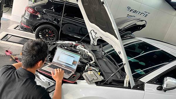 來自澳洲的汽車改裝品牌VAITRIX麥翠斯有最廣泛的車種適用產品，含汽油、柴油、油電混合車專用電子油門控制加速器，搭配外掛晶片及內寫，高品質且無後遺症之動力提升，也可由專屬藍芽App–AirForce GO切換一階、二階、三階ECU模式。外掛晶片及電子油門控制器不影響原車引擎保固，搭配不眩光儀錶，提升馬力同時監控愛車狀況。另有馬力提升專用水噴射可程式電腦及套件，改裝愛車不傷車。適用品牌車款：  Audi奧迪、BMW寶馬、Porsche保時捷、Benz賓士、Honda本田、Toyota豐田、Mitsubishi三菱、Mazda馬自達、Nissan日產、Subaru速霸陸、VW福斯、Volvo富豪、Luxgen納智捷、Ford福特、Hyundai現代、Skoda速可達、Mini、MG; Altis、crv、chr、kicks、cla45、Focus mk4、 sienta 、camry、golf gti、golf 8、polo、kuga、rav4、odyssey、Santa Fe新土匪、C63s、Elantra Sport、Auris、Mini R56、540i、G63、RS6、RS7、M8、330i、E63、S63、HS、A180、Kamiq、Kodiaq、X3、Macan、Q3...等。Truck卡車：Mitsubishi Fuso三菱扶桑、Hino日野、DAF達富、IVECO威凱、ISUZU五十鈴、SCANIA斯堪尼亞; Canter堅達、Fighter、Super Great、300 系、700系、CF85、LF45、LF55、L系、G系、R系、S系、Daily、Eurocargo、NQR、NPR、NMR、NRR。Motor重機：BMW寶馬、Ducati杜卡迪、Honda本田、Yamaha山葉、Aprilia阿普利亞、KTM、Husqvarna胡斯瓦那、Kawasaki川崎、Suzuki鈴木; S1000RR、S1000R、R1200GS、R9T、R1200GS、Scrambler、Monster、Panigale、Streetfighter、Supersport、Superbike、XDiavel、Hypermotard、RSV、SMC、Supermoto、Ninja、ZX-12R、ZX-6R、T-Max、Tenere、MT、Hayabusa、V-Strom、GSX-S1000。