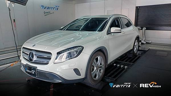 來自澳洲的汽車改裝品牌VAITRIX麥翠斯有最廣泛的車種適用產品，含汽油、柴油、油電混合車專用電子油門控制加速器，還能搭配外掛晶片及內寫，高品質且無後遺症之動力提升。外掛晶片可以選配由專屬藍芽App–AirForce GO切換一階、二階、三階ECU模式。  外掛晶片及電子油門控制器不影響原車引擎保固。搭配VAITRIX不眩光儀錶，渦輪壓力/水溫/油溫等應有盡有，使用原廠感知器對接，數據呈現100%正解，提升馬力同時監控愛車狀況。  最佳性能提升就選擇專用水噴電腦及套件，降溫效果最好，性能穩定提升，正確使用動力加倍不傷引擎。  在VAITRIX動力升級，完整實現客製化調校，根據車況、已改裝硬體與客戶需求調整程式。搭配馬力機驗證與HP TUNERS數據流，讓改裝沒有後顧之憂！  適用品牌車款： Audi奧迪、BMW寶馬、Porsche保時捷、Benz賓士、Honda本田、Toyota豐田、Mitsubishi三菱、Mazda馬自達、Nissan日產、Subaru速霸陸、VW福斯、Volvo富豪、Luxgen納智捷、Ford福特、Hyundai現代、Skoda速可達、Mini、MG; Altis、crv、chr、kicks、cla45、Focus mk4、 sienta 、camry、golf gti、golf 8、polo、kuga、rav4、odyssey、Santa Fe新土匪、C63s、Elantra Sport、Auris、Mini R56、540i、G63、RS6、RS7、M8、330i、E63、S63、HS、A180、Kamiq、Kodiaq、X3、Macan、Q3...等。   Truck卡車： Mitsubishi Fuso三菱扶桑、Hino日野、DAF達富、IVECO威凱、ISUZU五十鈴、SCANIA斯堪尼亞; Canter堅達、Fighter、Super Great、300 系、700系、CF85、LF45、LF55、L系、G系、R系、S系、Daily、Eurocargo、NQR、NPR、NMR、NRR  Motor重機： BMW寶馬、Ducati杜卡迪、Honda本田、Yamaha山葉、Aprilia阿普利亞、KTM、Husqvarna胡斯瓦那、Kawasaki川崎、Suzuki鈴木; S1000RR、S1000R、R1200GS、R9T、R1200GS、Scrambler、Monster、Panigale、Streetfighter、Supersport、Superbike、XDiavel、Hypermotard、RSV、SMC、Supermoto、Ninja、ZX-12R、ZX-6R、T-Max、Tenere、MT、Hayabusa、V-Strom、GSX-S1000