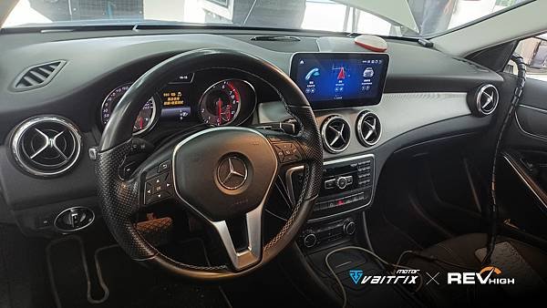 來自澳洲的汽車改裝品牌VAITRIX麥翠斯有最廣泛的車種適用產品，含汽油、柴油、油電混合車專用電子油門控制加速器，還能搭配外掛晶片及內寫，高品質且無後遺症之動力提升。外掛晶片可以選配由專屬藍芽App–AirForce GO切換一階、二階、三階ECU模式。  外掛晶片及電子油門控制器不影響原車引擎保固。搭配VAITRIX不眩光儀錶，渦輪壓力/水溫/油溫等應有盡有，使用原廠感知器對接，數據呈現100%正解，提升馬力同時監控愛車狀況。  最佳性能提升就選擇專用水噴電腦及套件，降溫效果最好，性能穩定提升，正確使用動力加倍不傷引擎。  在VAITRIX動力升級，完整實現客製化調校，根據車況、已改裝硬體與客戶需求調整程式。搭配馬力機驗證與HP TUNERS數據流，讓改裝沒有後顧之憂！  適用品牌車款： Audi奧迪、BMW寶馬、Porsche保時捷、Benz賓士、Honda本田、Toyota豐田、Mitsubishi三菱、Mazda馬自達、Nissan日產、Subaru速霸陸、VW福斯、Volvo富豪、Luxgen納智捷、Ford福特、Hyundai現代、Skoda速可達、Mini、MG; Altis、crv、chr、kicks、cla45、Focus mk4、 sienta 、camry、golf gti、golf 8、polo、kuga、rav4、odyssey、Santa Fe新土匪、C63s、Elantra Sport、Auris、Mini R56、540i、G63、RS6、RS7、M8、330i、E63、S63、HS、A180、Kamiq、Kodiaq、X3、Macan、Q3...等。   Truck卡車： Mitsubishi Fuso三菱扶桑、Hino日野、DAF達富、IVECO威凱、ISUZU五十鈴、SCANIA斯堪尼亞; Canter堅達、Fighter、Super Great、300 系、700系、CF85、LF45、LF55、L系、G系、R系、S系、Daily、Eurocargo、NQR、NPR、NMR、NRR  Motor重機： BMW寶馬、Ducati杜卡迪、Honda本田、Yamaha山葉、Aprilia阿普利亞、KTM、Husqvarna胡斯瓦那、Kawasaki川崎、Suzuki鈴木; S1000RR、S1000R、R1200GS、R9T、R1200GS、Scrambler、Monster、Panigale、Streetfighter、Supersport、Superbike、XDiavel、Hypermotard、RSV、SMC、Supermoto、Ninja、ZX-12R、ZX-6R、T-Max、Tenere、MT、Hayabusa、V-Strom、GSX-S1000