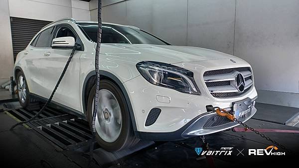來自澳洲的汽車改裝品牌VAITRIX麥翠斯有最廣泛的車種適用產品，含汽油、柴油、油電混合車專用電子油門控制加速器，還能搭配外掛晶片及內寫，高品質且無後遺症之動力提升。外掛晶片可以選配由專屬藍芽App–AirForce GO切換一階、二階、三階ECU模式。  外掛晶片及電子油門控制器不影響原車引擎保固。搭配VAITRIX不眩光儀錶，渦輪壓力/水溫/油溫等應有盡有，使用原廠感知器對接，數據呈現100%正解，提升馬力同時監控愛車狀況。  最佳性能提升就選擇專用水噴電腦及套件，降溫效果最好，性能穩定提升，正確使用動力加倍不傷引擎。  在VAITRIX動力升級，完整實現客製化調校，根據車況、已改裝硬體與客戶需求調整程式。搭配馬力機驗證與HP TUNERS數據流，讓改裝沒有後顧之憂！  適用品牌車款： Audi奧迪、BMW寶馬、Porsche保時捷、Benz賓士、Honda本田、Toyota豐田、Mitsubishi三菱、Mazda馬自達、Nissan日產、Subaru速霸陸、VW福斯、Volvo富豪、Luxgen納智捷、Ford福特、Hyundai現代、Skoda速可達、Mini、MG; Altis、crv、chr、kicks、cla45、Focus mk4、 sienta 、camry、golf gti、golf 8、polo、kuga、rav4、odyssey、Santa Fe新土匪、C63s、Elantra Sport、Auris、Mini R56、540i、G63、RS6、RS7、M8、330i、E63、S63、HS、A180、Kamiq、Kodiaq、X3、Macan、Q3...等。   Truck卡車： Mitsubishi Fuso三菱扶桑、Hino日野、DAF達富、IVECO威凱、ISUZU五十鈴、SCANIA斯堪尼亞; Canter堅達、Fighter、Super Great、300 系、700系、CF85、LF45、LF55、L系、G系、R系、S系、Daily、Eurocargo、NQR、NPR、NMR、NRR  Motor重機： BMW寶馬、Ducati杜卡迪、Honda本田、Yamaha山葉、Aprilia阿普利亞、KTM、Husqvarna胡斯瓦那、Kawasaki川崎、Suzuki鈴木; S1000RR、S1000R、R1200GS、R9T、R1200GS、Scrambler、Monster、Panigale、Streetfighter、Supersport、Superbike、XDiavel、Hypermotard、RSV、SMC、Supermoto、Ninja、ZX-12R、ZX-6R、T-Max、Tenere、MT、Hayabusa、V-Strom、GSX-S1000