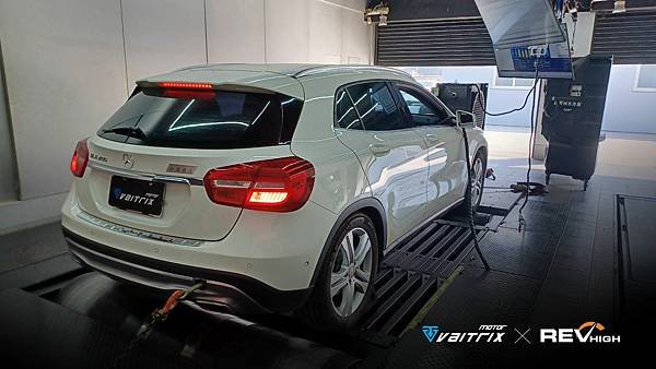 來自澳洲的汽車改裝品牌VAITRIX麥翠斯有最廣泛的車種適用產品，含汽油、柴油、油電混合車專用電子油門控制加速器，還能搭配外掛晶片及內寫，高品質且無後遺症之動力提升。外掛晶片可以選配由專屬藍芽App–AirForce GO切換一階、二階、三階ECU模式。  外掛晶片及電子油門控制器不影響原車引擎保固。搭配VAITRIX不眩光儀錶，渦輪壓力/水溫/油溫等應有盡有，使用原廠感知器對接，數據呈現100%正解，提升馬力同時監控愛車狀況。  最佳性能提升就選擇專用水噴電腦及套件，降溫效果最好，性能穩定提升，正確使用動力加倍不傷引擎。  在VAITRIX動力升級，完整實現客製化調校，根據車況、已改裝硬體與客戶需求調整程式。搭配馬力機驗證與HP TUNERS數據流，讓改裝沒有後顧之憂！  適用品牌車款： Audi奧迪、BMW寶馬、Porsche保時捷、Benz賓士、Honda本田、Toyota豐田、Mitsubishi三菱、Mazda馬自達、Nissan日產、Subaru速霸陸、VW福斯、Volvo富豪、Luxgen納智捷、Ford福特、Hyundai現代、Skoda速可達、Mini、MG; Altis、crv、chr、kicks、cla45、Focus mk4、 sienta 、camry、golf gti、golf 8、polo、kuga、rav4、odyssey、Santa Fe新土匪、C63s、Elantra Sport、Auris、Mini R56、540i、G63、RS6、RS7、M8、330i、E63、S63、HS、A180、Kamiq、Kodiaq、X3、Macan、Q3...等。   Truck卡車： Mitsubishi Fuso三菱扶桑、Hino日野、DAF達富、IVECO威凱、ISUZU五十鈴、SCANIA斯堪尼亞; Canter堅達、Fighter、Super Great、300 系、700系、CF85、LF45、LF55、L系、G系、R系、S系、Daily、Eurocargo、NQR、NPR、NMR、NRR  Motor重機： BMW寶馬、Ducati杜卡迪、Honda本田、Yamaha山葉、Aprilia阿普利亞、KTM、Husqvarna胡斯瓦那、Kawasaki川崎、Suzuki鈴木; S1000RR、S1000R、R1200GS、R9T、R1200GS、Scrambler、Monster、Panigale、Streetfighter、Supersport、Superbike、XDiavel、Hypermotard、RSV、SMC、Supermoto、Ninja、ZX-12R、ZX-6R、T-Max、Tenere、MT、Hayabusa、V-Strom、GSX-S1000