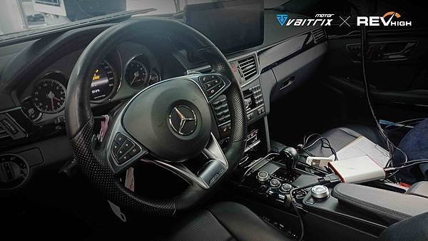 來自澳洲的汽車改裝品牌VAITRIX麥翠斯有最廣泛的車種適用產品，含汽油、柴油、油電混合車專用電子油門控制加速器，還能搭配外掛晶片及內寫，高品質且無後遺症之動力提升。外掛晶片可以選配由專屬藍芽App–AirForce GO切換一階、二階、三階ECU模式。  外掛晶片及電子油門控制器不影響原車引擎保固。搭配VAITRIX不眩光儀錶，渦輪壓力/水溫/油溫等應有盡有，使用原廠感知器對接，數據呈現100%正解，提升馬力同時監控愛車狀況。  增壓型油門加速器Wise Gain Pedal可以讓渦輪車款提升增壓值，實現增加馬力！旋鈕方式讓模式切換更方便快速！  最佳性能提升就選擇專用水噴電腦及套件，降溫效果最好，性能穩定提升，正確使用動力加倍不傷引擎。  在VAITRIX動力升級，完整實現客製化調校，根據車況、已改裝硬體與客戶需求調整程式。搭配馬力機驗證與HP TUNERS數據流，讓改裝沒有後顧之憂！  適用品牌車款： Audi奧迪、BMW寶馬、Porsche保時捷、Benz賓士、Honda本田、Toyota豐田、Mitsubishi三菱、Mazda馬自達、Nissan日產、Subaru速霸陸、VW福斯、Volvo富豪、Luxgen納智捷、Ford福特、Hyundai現代、Skoda速可達、Mini、MG; Altis、crv、chr、kicks、cla45、Focus mk4、 sienta 、camry、golf gti、golf 8、polo、kuga、rav4、odyssey、Santa Fe新土匪、C63s、Elantra Sport、Auris、Mini R56、540i、G63、RS6、RS7、M8、330i、E63、S63、HS、A180、Kamiq、Kodiaq、X3、Macan、Q3...等。   Truck卡車： Mitsubishi Fuso三菱扶桑、Hino日野、DAF達富、IVECO威凱、ISUZU五十鈴、SCANIA斯堪尼亞; Canter堅達、Fighter、Super Great、300 系、700系、CF85、LF45、LF55、L系、G系、R系、S系、Daily、Eurocargo、NQR、NPR、NMR、NRR  Motor重機： BMW寶馬、Ducati杜卡迪、Honda本田、Yamaha山葉、Aprilia阿普利亞、KTM、Husqvarna胡斯瓦那、Kawasaki川崎、Suzuki鈴木; S1000RR、S1000R、R1200GS、R9T、R1200GS、Scrambler、Monster、Panigale、Streetfighter、Supersport、Superbike、XDiavel、Hypermotard、RSV、SMC、Supermoto、Ninja、ZX-12R、ZX-6R、T-Max、Tenere、MT、Hayabusa、V-Strom、GSX-S1000