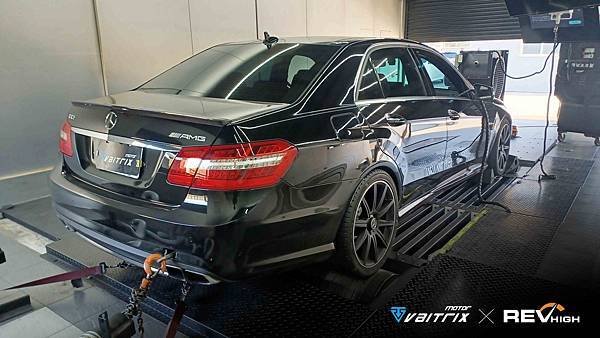 來自澳洲的汽車改裝品牌VAITRIX麥翠斯有最廣泛的車種適用產品，含汽油、柴油、油電混合車專用電子油門控制加速器，還能搭配外掛晶片及內寫，高品質且無後遺症之動力提升。外掛晶片可以選配由專屬藍芽App–AirForce GO切換一階、二階、三階ECU模式。  外掛晶片及電子油門控制器不影響原車引擎保固。搭配VAITRIX不眩光儀錶，渦輪壓力/水溫/油溫等應有盡有，使用原廠感知器對接，數據呈現100%正解，提升馬力同時監控愛車狀況。  增壓型油門加速器Wise Gain Pedal可以讓渦輪車款提升增壓值，實現增加馬力！旋鈕方式讓模式切換更方便快速！  最佳性能提升就選擇專用水噴電腦及套件，降溫效果最好，性能穩定提升，正確使用動力加倍不傷引擎。  在VAITRIX動力升級，完整實現客製化調校，根據車況、已改裝硬體與客戶需求調整程式。搭配馬力機驗證與HP TUNERS數據流，讓改裝沒有後顧之憂！  適用品牌車款： Audi奧迪、BMW寶馬、Porsche保時捷、Benz賓士、Honda本田、Toyota豐田、Mitsubishi三菱、Mazda馬自達、Nissan日產、Subaru速霸陸、VW福斯、Volvo富豪、Luxgen納智捷、Ford福特、Hyundai現代、Skoda速可達、Mini、MG; Altis、crv、chr、kicks、cla45、Focus mk4、 sienta 、camry、golf gti、golf 8、polo、kuga、rav4、odyssey、Santa Fe新土匪、C63s、Elantra Sport、Auris、Mini R56、540i、G63、RS6、RS7、M8、330i、E63、S63、HS、A180、Kamiq、Kodiaq、X3、Macan、Q3...等。   Truck卡車： Mitsubishi Fuso三菱扶桑、Hino日野、DAF達富、IVECO威凱、ISUZU五十鈴、SCANIA斯堪尼亞; Canter堅達、Fighter、Super Great、300 系、700系、CF85、LF45、LF55、L系、G系、R系、S系、Daily、Eurocargo、NQR、NPR、NMR、NRR  Motor重機： BMW寶馬、Ducati杜卡迪、Honda本田、Yamaha山葉、Aprilia阿普利亞、KTM、Husqvarna胡斯瓦那、Kawasaki川崎、Suzuki鈴木; S1000RR、S1000R、R1200GS、R9T、R1200GS、Scrambler、Monster、Panigale、Streetfighter、Supersport、Superbike、XDiavel、Hypermotard、RSV、SMC、Supermoto、Ninja、ZX-12R、ZX-6R、T-Max、Tenere、MT、Hayabusa、V-Strom、GSX-S1000