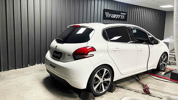 來自澳洲的汽車改裝品牌VAITRIX麥翠斯有最廣泛的車種適用產品，含汽油、柴油、油電混合車專用電子油門控制加速器，還能搭配外掛晶片及內寫，高品質且無後遺症之動力提升。外掛晶片可以選配由專屬藍芽App–AirForce GO切換一階、二階、三階ECU模式。  外掛晶片及電子油門控制器不影響原車引擎保固。搭配VAITRIX不眩光儀錶，渦輪壓力/水溫/油溫等應有盡有，使用原廠感知器對接，數據呈現100%正解，提升馬力同時監控愛車狀況。  增壓型油門加速器Wise Gain Pedal可以讓渦輪車款提升增壓值，實現增加馬力！旋鈕方式讓模式切換更方便快速！  最佳性能提升就選擇專用水噴電腦及套件，降溫效果最好，性能穩定提升，正確使用動力加倍不傷引擎。  在VAITRIX動力升級，完整實現客製化調校，根據車況、已改裝硬體與客戶需求調整程式。搭配馬力機驗證與HP TUNERS數據流，讓改裝沒有後顧之憂！  適用品牌車款： Audi奧迪、BMW寶馬、Porsche保時捷、Benz賓士、Honda本田、Toyota豐田、Mitsubishi三菱、Mazda馬自達、Nissan日產、Subaru速霸陸、VW福斯、Volvo富豪、Luxgen納智捷、Ford福特、Hyundai現代、Skoda速可達、Mini、MG; CRV、CLA45、Focus mk4、golf gti、golf 8、polo、kuga、odyssey、Santa Fe新土匪、C63s、Elantra Sport、Mini R56、540i、G63、RS6、RS7、M8、330i、E63、S63、HS、A180、Kamiq、Kodiaq、X3、Macan、Q3、RSQ3...等。   Truck卡車： Mitsubishi Fuso三菱扶桑、Hino日野、DAF達富、IVECO威凱、ISUZU五十鈴、SCANIA斯堪尼亞; Canter堅達、Fighter、Super Great、300 系、700系、CF85、LF45、LF55、L系、G系、R系、S系、Daily、Eurocargo、NQR、NPR、NMR、NRR  Motor重機： BMW寶馬、Ducati杜卡迪、Honda本田、Yamaha山葉、Aprilia阿普利亞、KTM、Husqvarna胡斯瓦那、Kawasaki川崎、Suzuki鈴木; S1000RR、S1000R、R1200GS、R9T、R1200GS、Scrambler、Monster、Panigale、Streetfighter、Supersport、Superbike、XDiavel、Hypermotard、RSV、SMC、Supermoto、Ninja、ZX-12R、ZX-6R、T-Max、Tenere、MT、Hayabusa、V-Strom、GSX-S1000