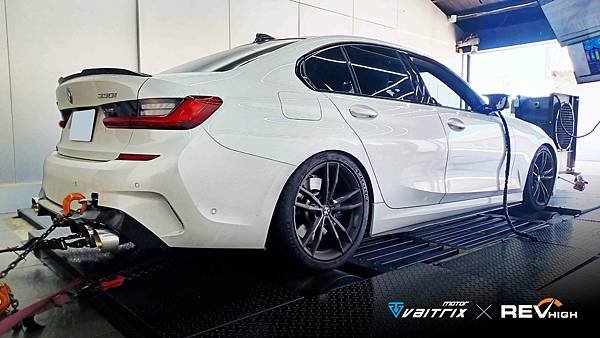 來自澳洲的汽車改裝品牌VAITRIX麥翠斯有最廣泛的車種適用產品，含汽油、柴油、油電混合車專用電子油門控制加速器，還能搭配外掛晶片及內寫，高品質且無後遺症之動力提升。外掛晶片可以選配由專屬藍芽App–AirForce GO切換一階、二階、三階ECU模式。  外掛晶片及電子油門控制器不影響原車引擎保固。搭配VAITRIX不眩光儀錶，渦輪壓力/水溫/油溫等應有盡有，使用原廠感知器對接，數據呈現100%正解，提升馬力同時監控愛車狀況。  增壓型油門加速器Wise Gain Pedal可以讓渦輪車款提升增壓值，實現增加馬力！旋鈕方式讓模式切換更方便快速！  最佳性能提升就選擇專用水噴電腦及套件，降溫效果最好，性能穩定提升，正確使用動力加倍不傷引擎。  在VAITRIX動力升級，完整實現客製化調校，根據車況、已改裝硬體與客戶需求調整程式。搭配馬力機驗證與HP TUNERS數據流，讓改裝沒有後顧之憂！  適用品牌車款： Audi奧迪、BMW寶馬、Porsche保時捷、Benz賓士、Honda本田、Toyota豐田、Mitsubishi三菱、Mazda馬自達、Nissan日產、Subaru速霸陸、VW福斯、Volvo富豪、Luxgen納智捷、Ford福特、Hyundai現代、Skoda速可達、Mini、MG; CRV、CLA45、Focus mk4、golf gti、golf 8、polo、kuga、odyssey、Santa Fe新土匪、C63s、Elantra Sport、Mini R56、540i、G63、RS6、RS7、M8、330i、E63、S63、HS、A180、Kamiq、Kodiaq、X3、Macan、Q3、RSQ3...等。   Truck卡車： Mitsubishi Fuso三菱扶桑、Hino日野、DAF達富、IVECO威凱、ISUZU五十鈴、SCANIA斯堪尼亞; Canter堅達、Fighter、Super Great、300 系、700系、CF85、LF45、LF55、L系、G系、R系、S系、Daily、Eurocargo、NQR、NPR、NMR、NRR  Motor重機： BMW寶馬、Ducati杜卡迪、Honda本田、Yamaha山葉、Aprilia阿普利亞、KTM、Husqvarna胡斯瓦那、Kawasaki川崎、Suzuki鈴木; S1000RR、S1000R、R1200GS、R9T、R1200GS、Scrambler、Monster、Panigale、Streetfighter、Supersport、Superbike、XDiavel、Hypermotard、RSV、SMC、Supermoto、Ninja、ZX-12R、ZX-6R、T-Max、Tenere、MT、Hayabusa、V-Strom、GSX-S1000
