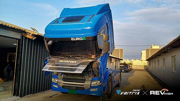 來自澳洲的汽車改裝品牌VAITRIX麥翠斯有最廣泛的車種適用產品，含汽油、柴油、油電混合車專用電子油門控制加速器，還能搭配外掛晶片及內寫，高品質且無後遺症之動力提升。外掛晶片可以選配由專屬藍芽App–AirForce GO切換一階、二階、三階ECU模式。  外掛晶片及電子油門控制器不影響原車引擎保固。搭配VAITRIX不眩光儀錶，渦輪壓力/水溫/油溫等應有盡有，使用原廠感知器對接，數據呈現100%正解，提升馬力同時監控愛車狀況。  增壓型油門加速器Wise Gain Pedal可以讓渦輪車款提升增壓值，實現增加馬力！旋鈕方式讓模式切換更方便快速！  最佳性能提升就選擇專用水噴電腦及套件，降溫效果最好，性能穩定提升，正確使用動力加倍不傷引擎。  在VAITRIX動力升級，完整實現客製化調校，根據車況、已改裝硬體與客戶需求調整程式。搭配馬力機驗證與HP TUNERS數據流，讓改裝沒有後顧之憂！  適用品牌車款： Audi奧迪、BMW寶馬、Porsche保時捷、Benz賓士、Honda本田、Toyota豐田、Mitsubishi三菱、Mazda馬自達、Nissan日產、Subaru速霸陸、VW福斯、Volvo富豪、Luxgen納智捷、Ford福特、Hyundai現代、Skoda速可達、Mini、MG; CRV、CLA45、Focus mk4.5、golf gti、golf 8、polo、kuga、odyssey、C63s、Elantra Sport、Mini R56、540i、G63、RS6、RS7、M8、330i、E63、S63、HS、Kamiq、Kodiaq、X3、Macan、Q3、RSQ3...等。   Truck卡車： Mitsubishi Fuso三菱扶桑、Hino日野、DAF達富、IVECO威凱、ISUZU五十鈴、SCANIA斯堪尼亞; Canter堅達、Fighter、Super Great、300 系、700系、CF85、LF45、LF55、L系、G系、R系、S系、Daily、Eurocargo、NQR、NPR、NMR、NRR  Motor重機： BMW寶馬、Ducati杜卡迪、Honda本田、Yamaha山葉、Aprilia阿普利亞、KTM、Husqvarna胡斯瓦那、Kawasaki川崎、Suzuki鈴木; S1000RR、S1000R、R1200GS、R9T、R1200GS、Scrambler、Monster、Panigale、Streetfighter、Supersport、Superbike、XDiavel、Hypermotard、RSV、SMC、Supermoto、Ninja、ZX-12R、ZX-6R、T-Max、Tenere、MT、Hayabusa、V-Strom、GSX-S1000