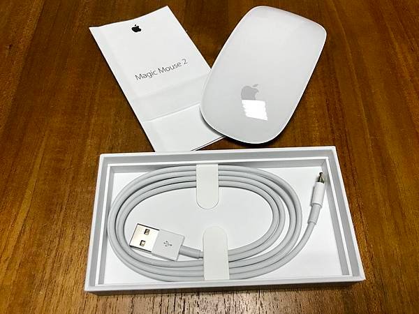 Magic Mouse 2 最底層就是Lightning Cable