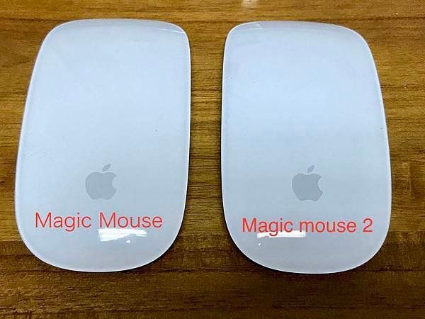 正面左：Magic Mouse   右：Magic Mouse 2