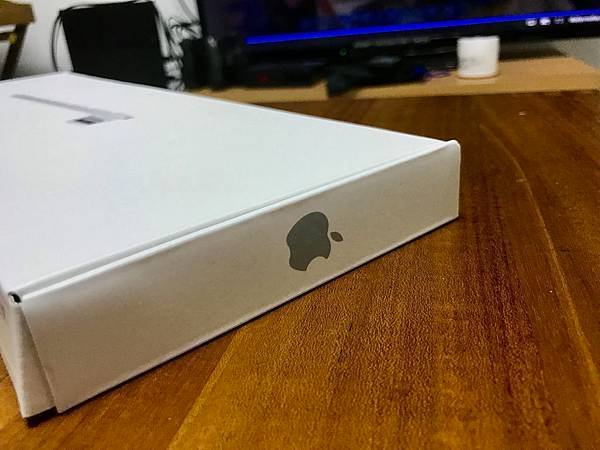 Apple Keyboard 外盒側面也是一顆經典缺一口蘋果