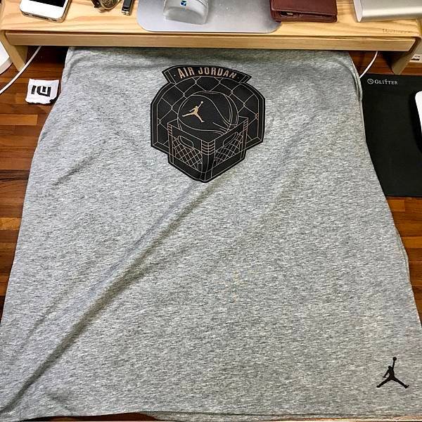 在穿上衣服左腰部分也有小Jordan的logo