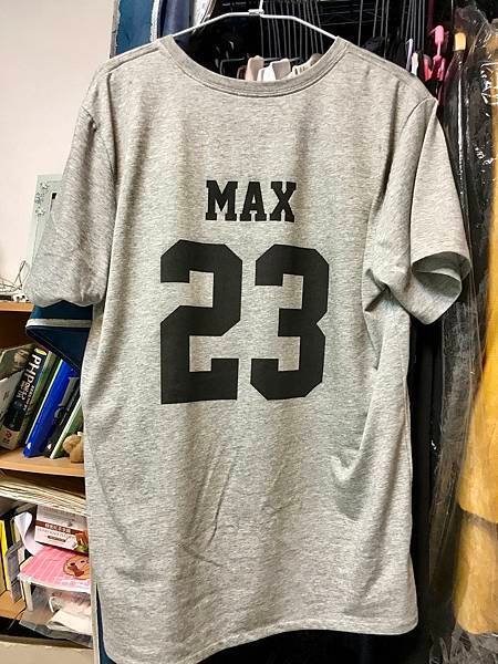 背面則以我的英文名Max，以及專科時期的號碼23