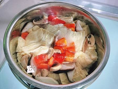 天氣溫差大注意保暖 來一碗泡菜豆包湯麵🍜