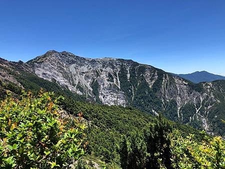 day 2 _11_向陽山，往嘉明湖的路就是走在這片崩壁的上面.jpg