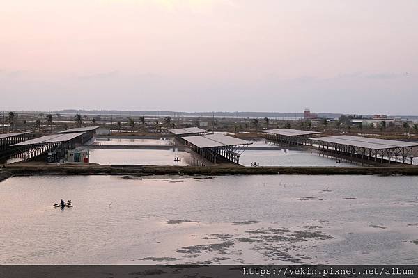 水試所海水繁養殖中心七股本部的漁電共生案場將光電設置於堤岸上，對養殖戶而言，干擾最少。攝影林吉洋.jpg