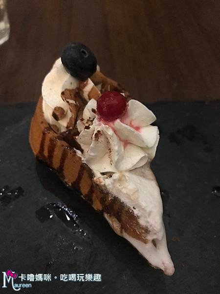 4MANO CAFFE忠孝店24(藍莓巧克力麻糬鬆餅).JPG