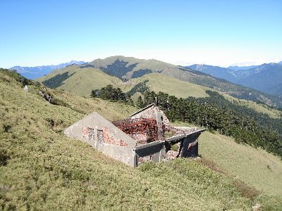 08 廢棄滑雪小屋特寫.jpg