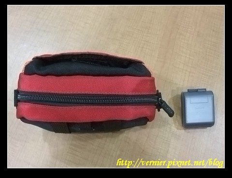 裝入相機後側面圖