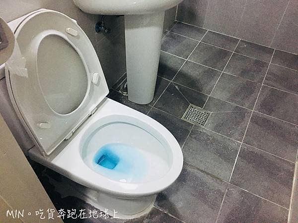 toilet2.jpg