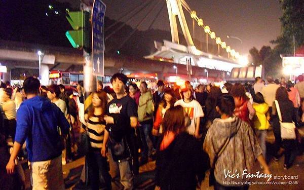 人潮19_夜市旁路口.jpg