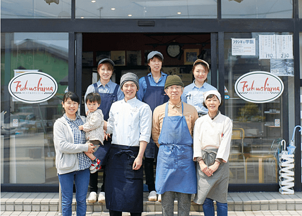 智哉（前排中央）與家人的合影。.png